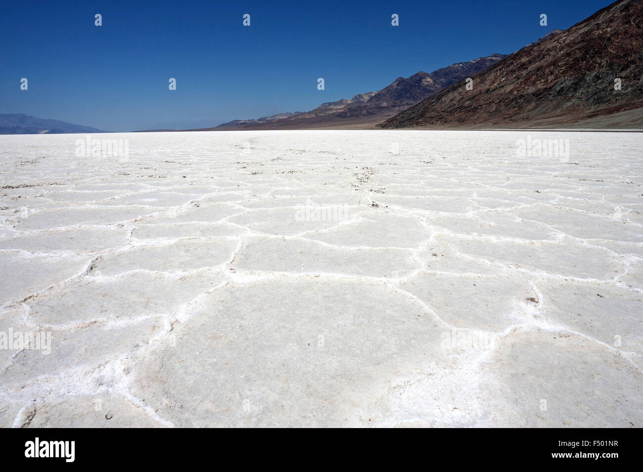 Salzkruste in Badwater Basin Salzpfanne, tiefsten Punkt in Nordamerika, Death Valley, Mojave-Wüste, Kalifornien, USA Stockfoto