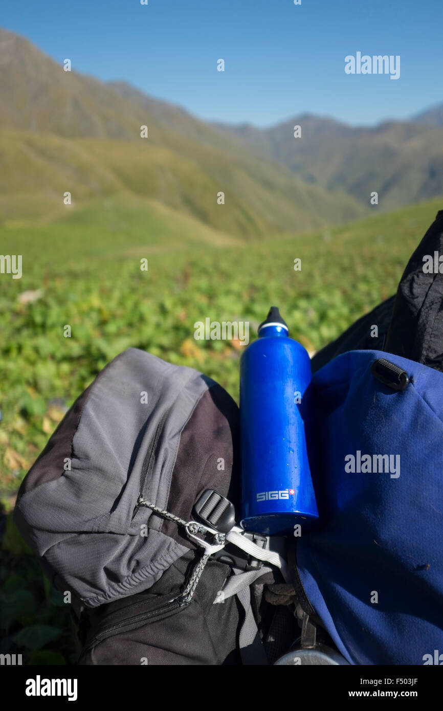 SIGG Trinkflasche auf einem Rucksack in den Bergen von Georgien, Asien  Stockfotografie - Alamy
