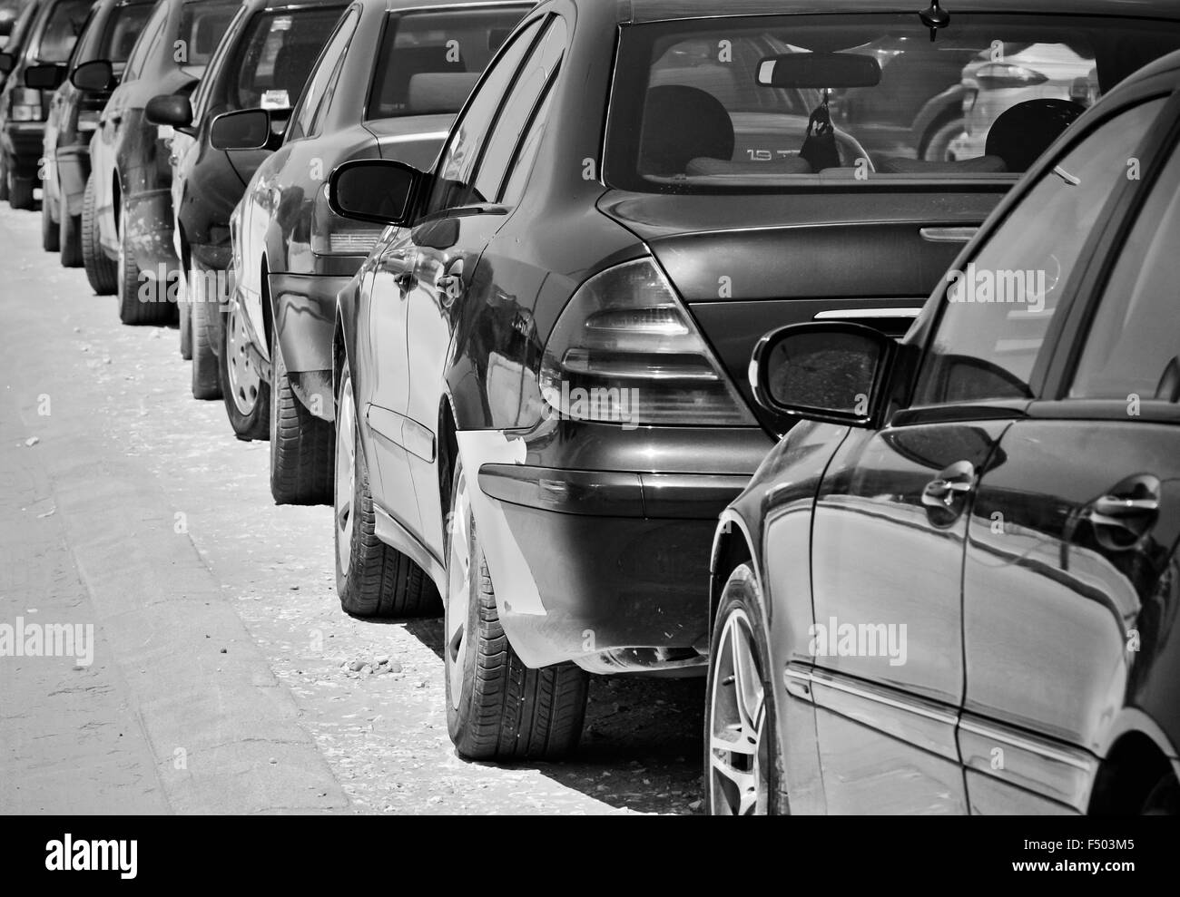 Engen Parkplatz mit vielen Autos in schwarzen und weißen Farben Stockfoto