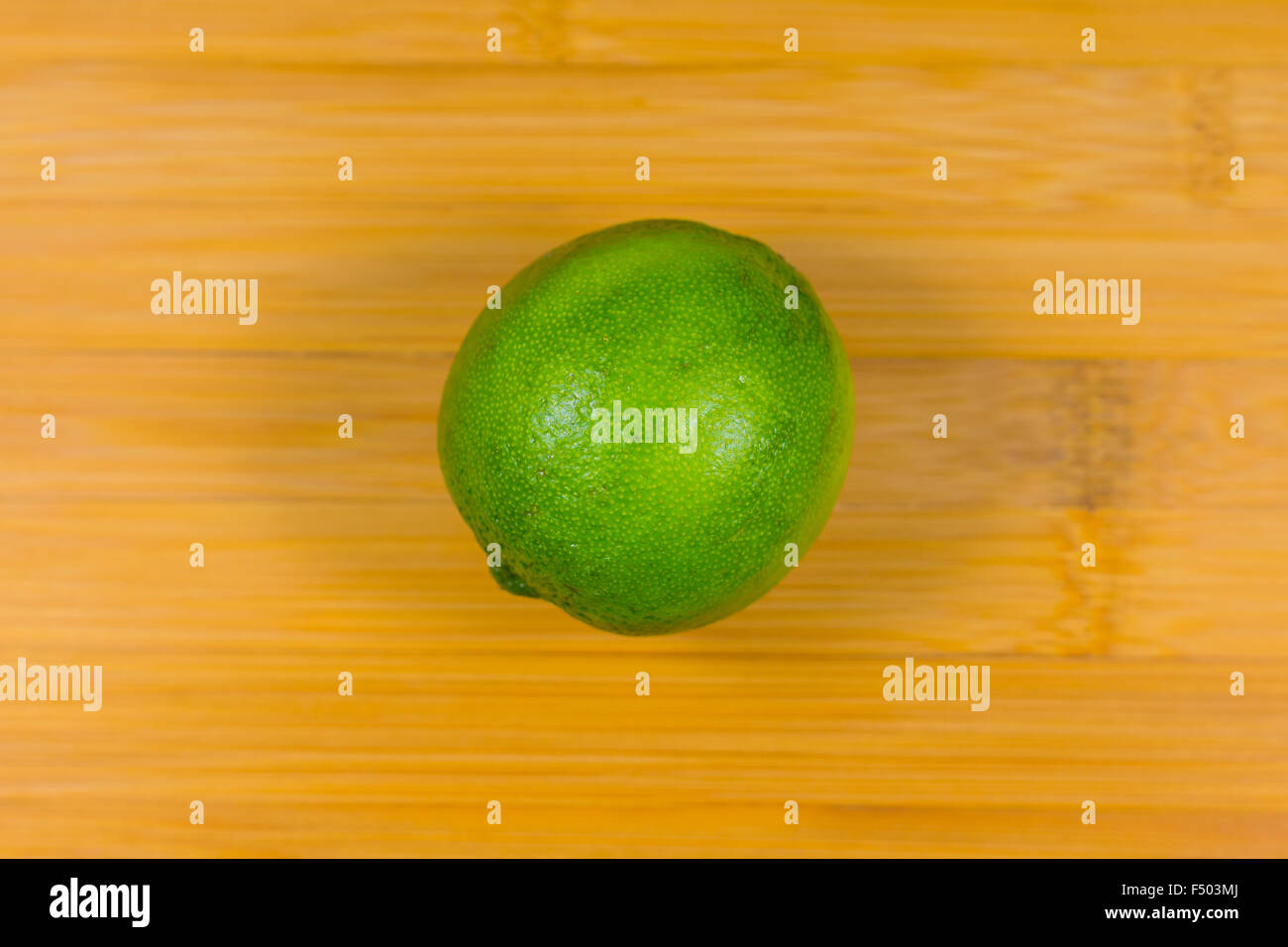 Tropische Früchte-Kalk auf den Holztisch hautnah Stockfoto