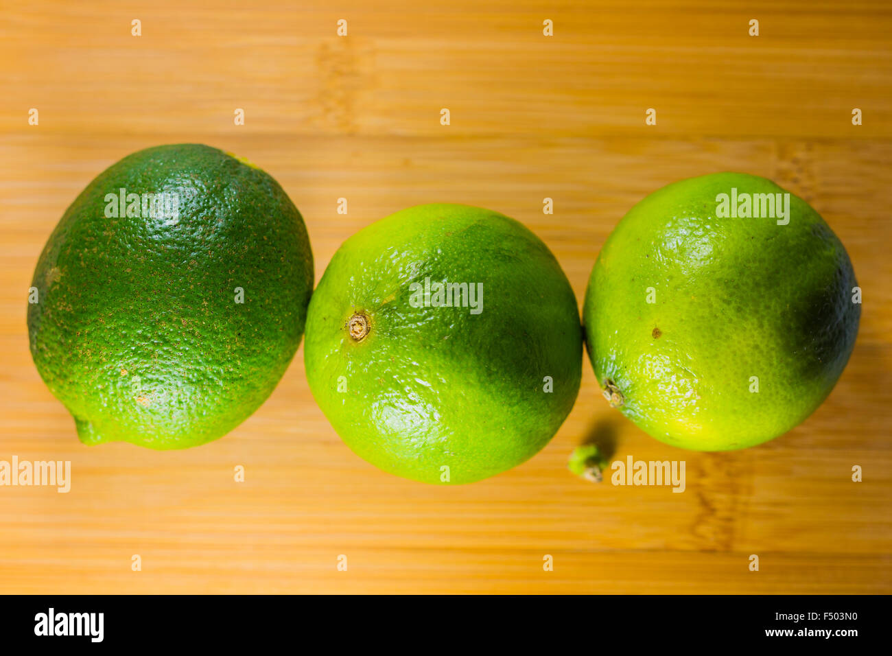 Tropische Früchte-Kalk auf den Holztisch hautnah Stockfoto