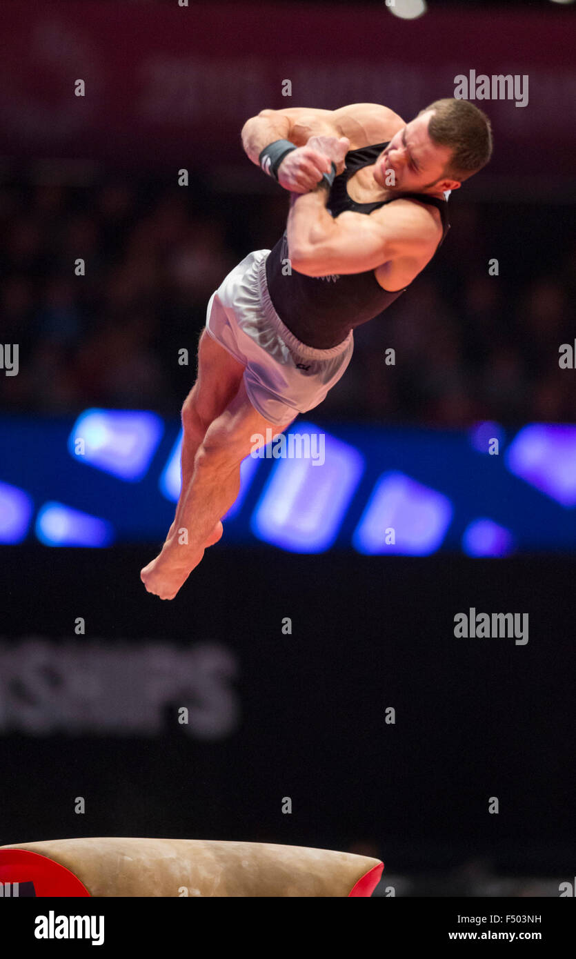 Glasgow, Schottland. 25. Oktober 2015. Abb. Künstlerische Gymnastik-Weltmeisterschaften. Tag drei. Mikhail KOUDINOV (NZL) auf dem Gewölbe während der Qualifikation MAG. Bildnachweis: Aktion Plus Sport/Alamy Live-Nachrichten Stockfoto