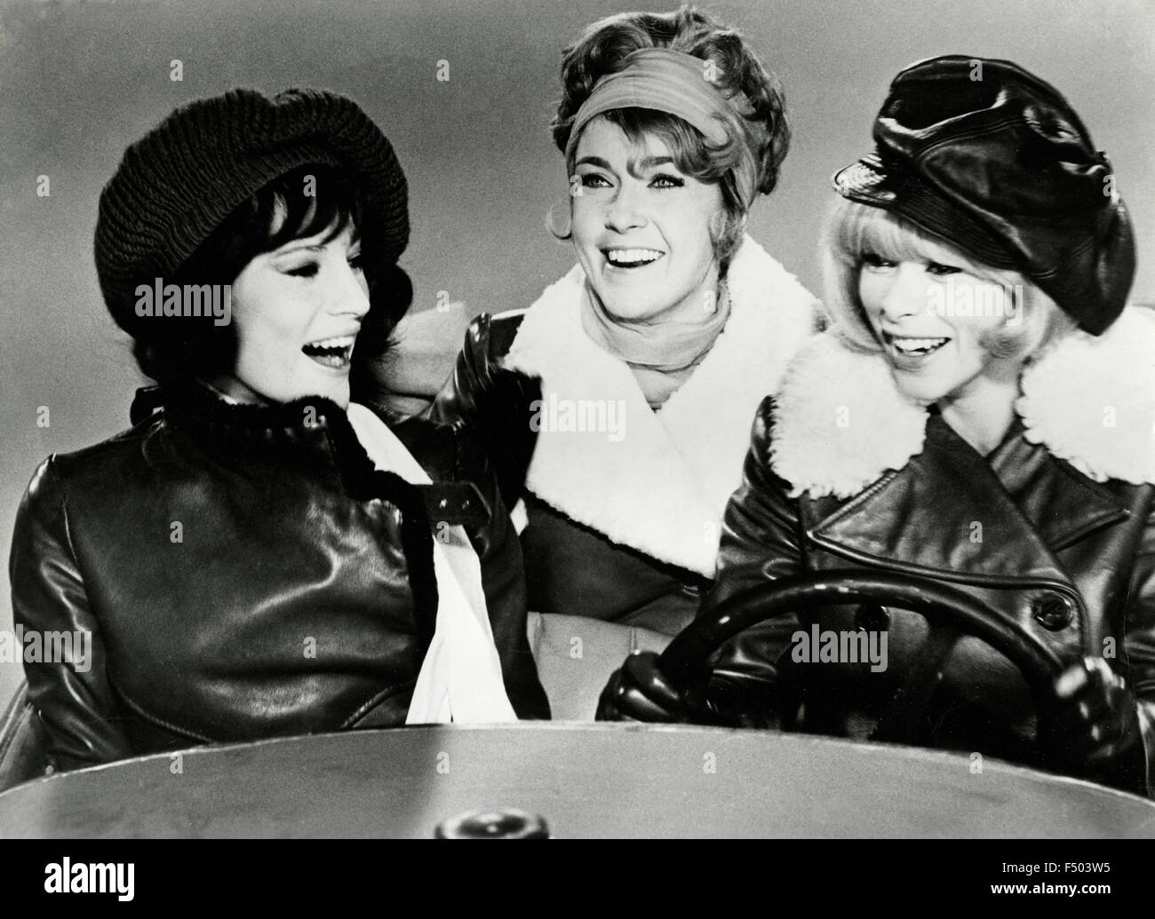 Die Schauspielerinnen Mireille Darc, Marie Dubois und Nicoletta Machiavelli in einer Szene aus dem Film "Monte Carlo or Bust!" (Diese gewagte Young Men in Their Jaunty Jalopies), 1969 Stockfoto