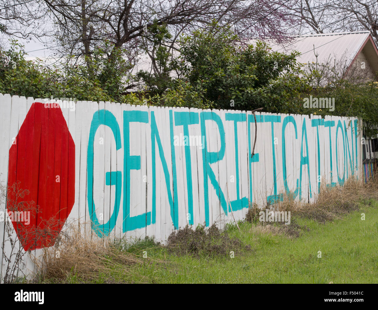 „Stop Gentrification“-Graffiti an einem Zaun in Austin, Texas Stockfoto