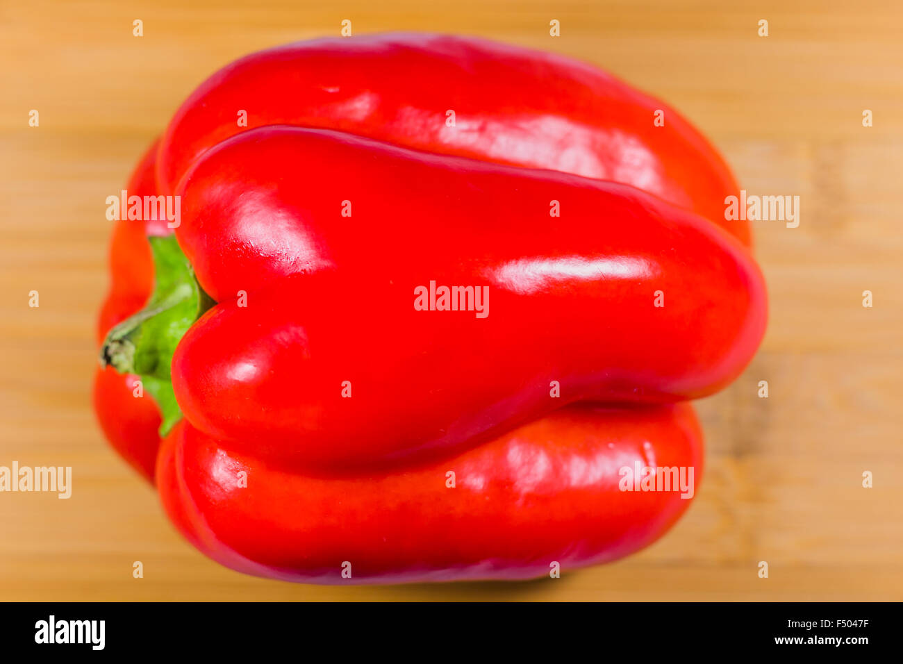 Rote Paprika auf Holztisch Stockfoto