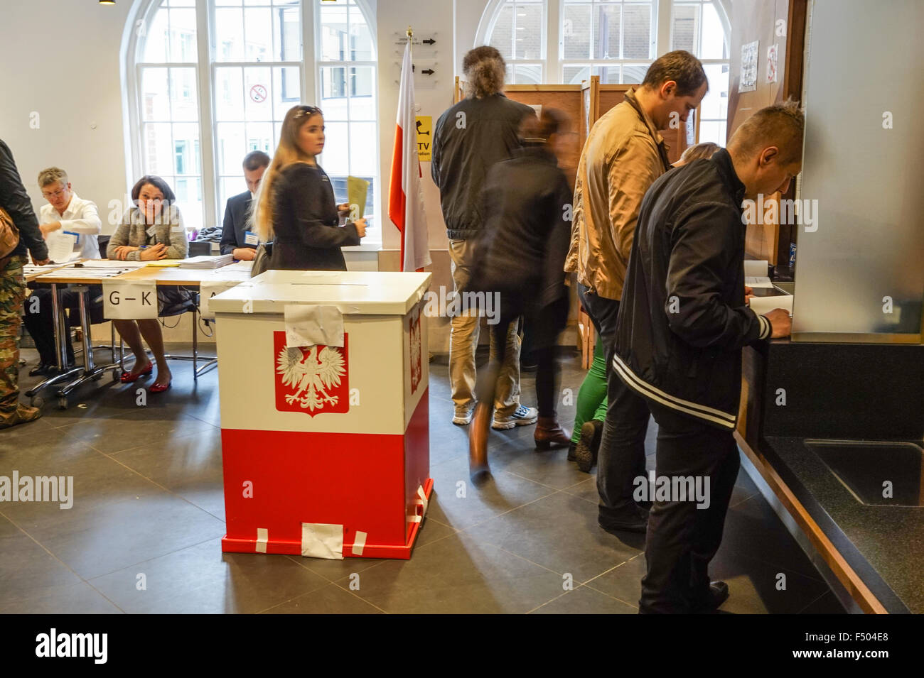 London, UK. 25. Oktober 2015. Polen, die Abstimmung in einer allgemeinen Wahl im Wahllokal befindet sich in der Generalkonsulat der Republik von Polen, 10 Bouverie Street, in London. Stockfoto