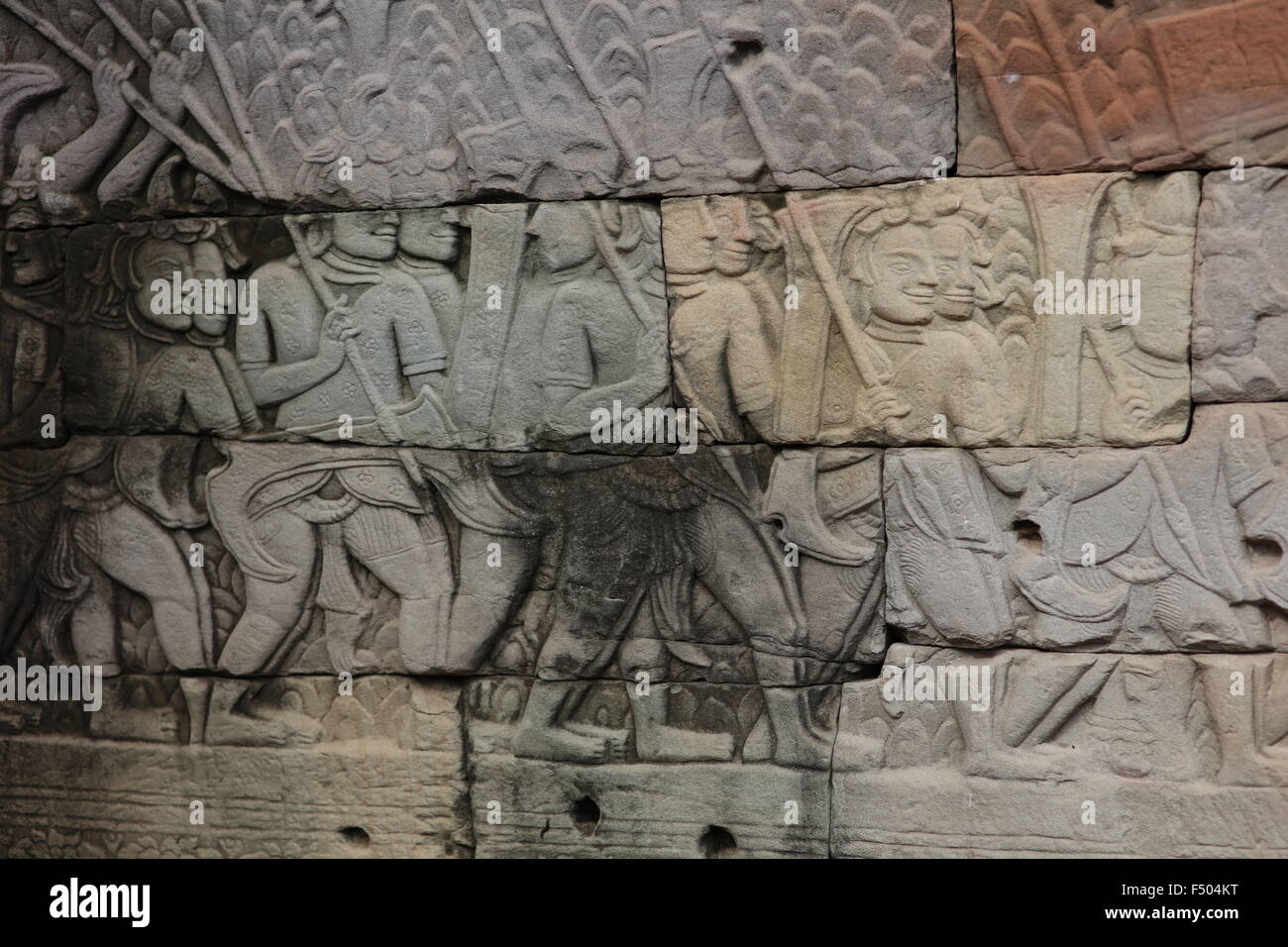 Detail der Mauer Schnitzen mit farbigen Steinen in Banteay Cchmarr, Kambodscha Stockfoto