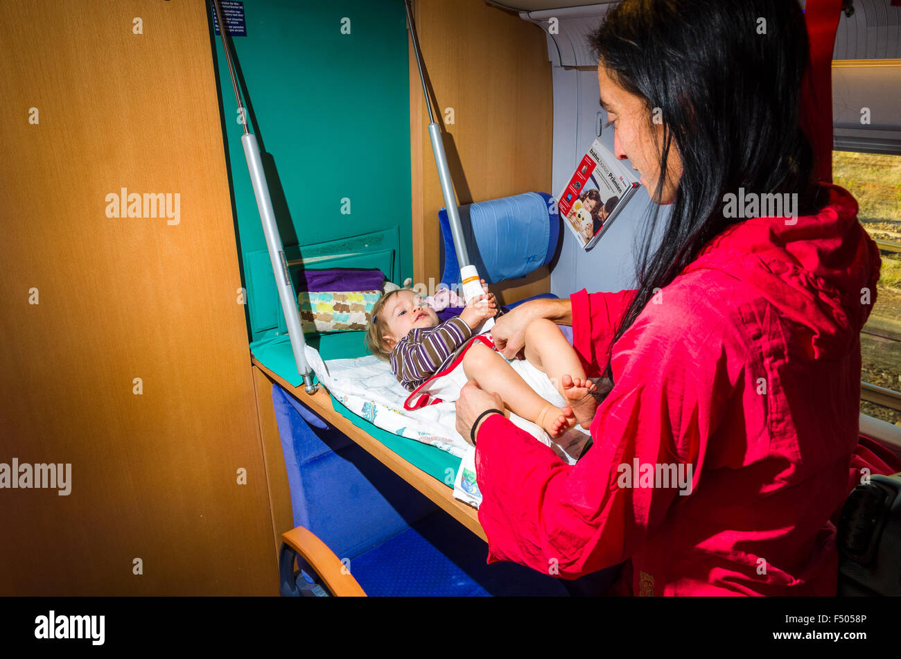 Junge Mutter kümmert sich um Ihr Kind in Ice Stockfoto