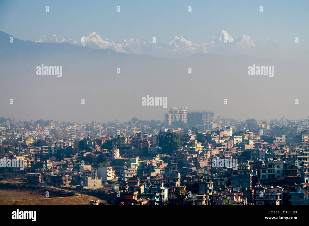 Kathmandu Tal in Smog, schneebedeckten Berge in der Ferne Stockfoto