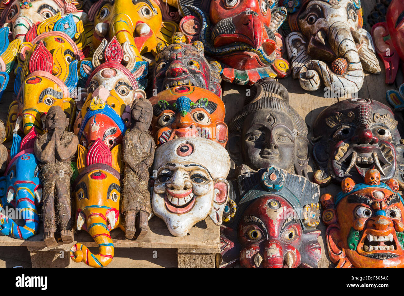 Holz- Masken als Souvenir am Durbar Square verkauft Stockfoto