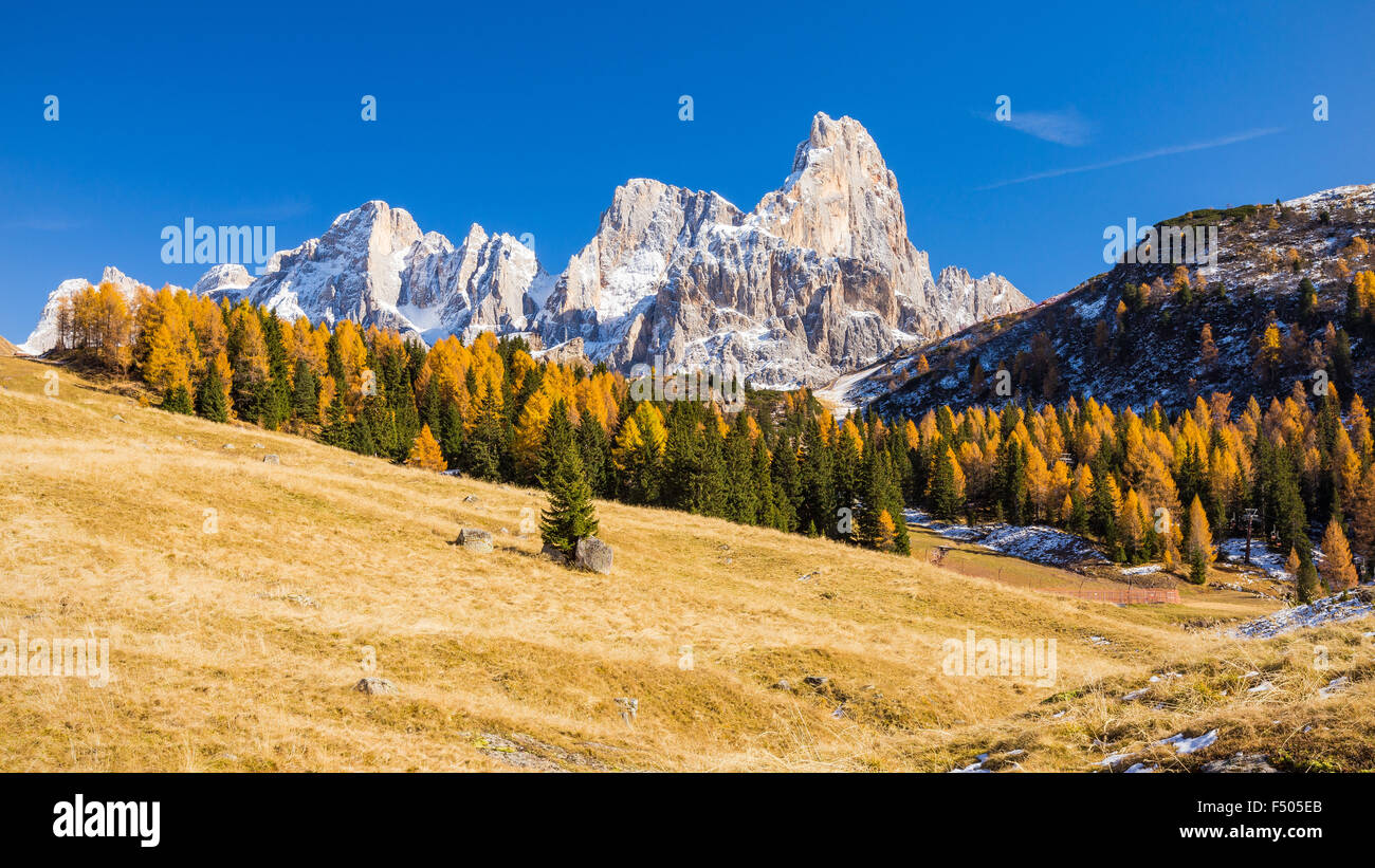 Die Gipfel Des Pale di San Martino, der Berg Cimon della Pala. Herbstsaison in der Nähe von Passo Rolle. Die Trentiner Bergwelt. Italien. Europa. Stockfoto