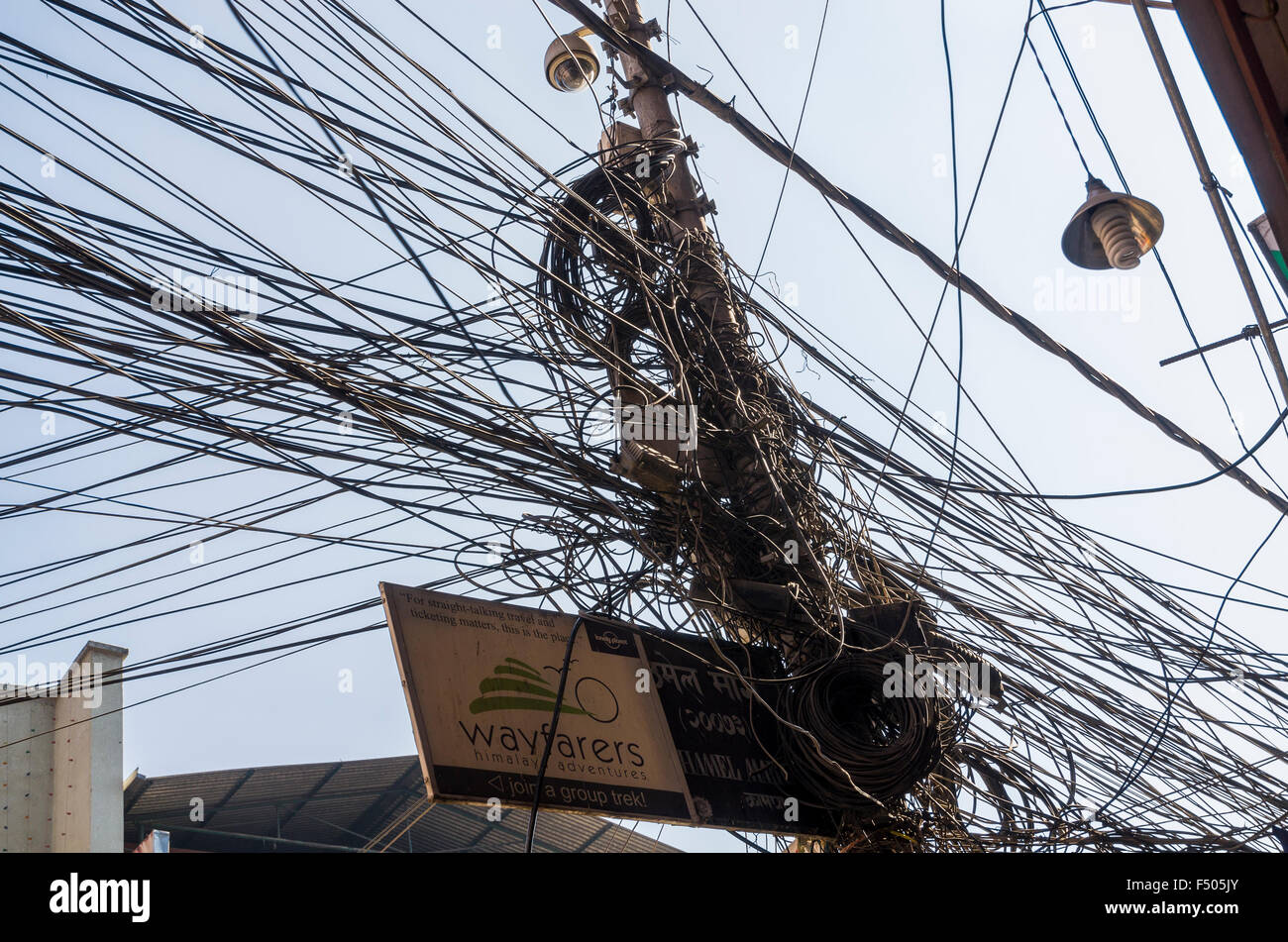 Chaotische Kabel der Stromversorgung Stockfoto