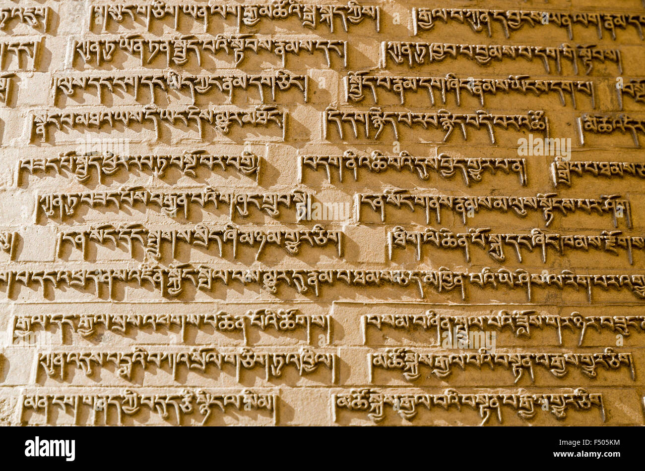 Inschrift auf einer Glocke in tibetean Sprache an boudnath Stupa Stockfoto