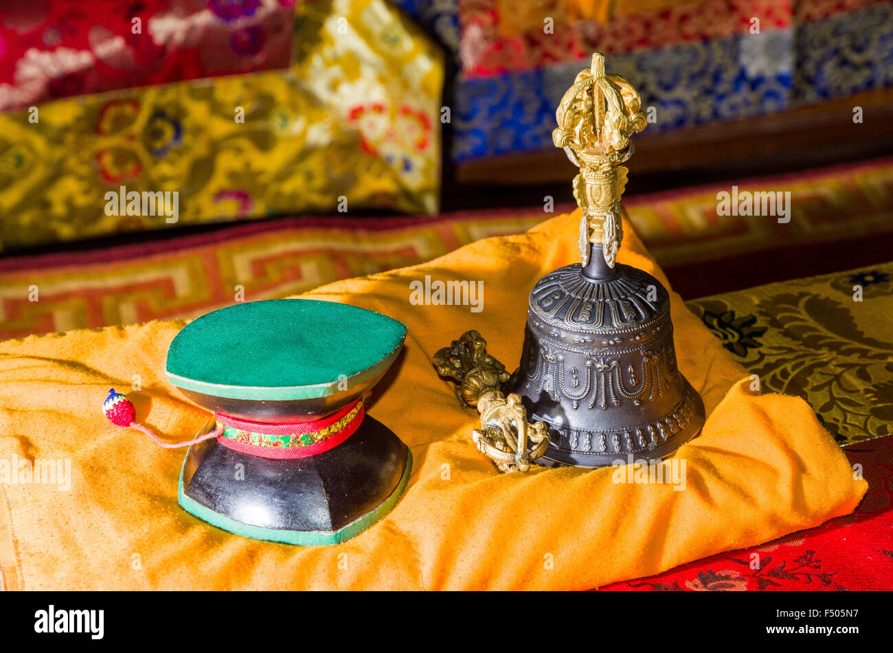 Dorje, Glocke und Trommel werden für die buddhistischen Rituale in einem Kloster in der Nähe von boudnath Stupa benötigt Stockfoto