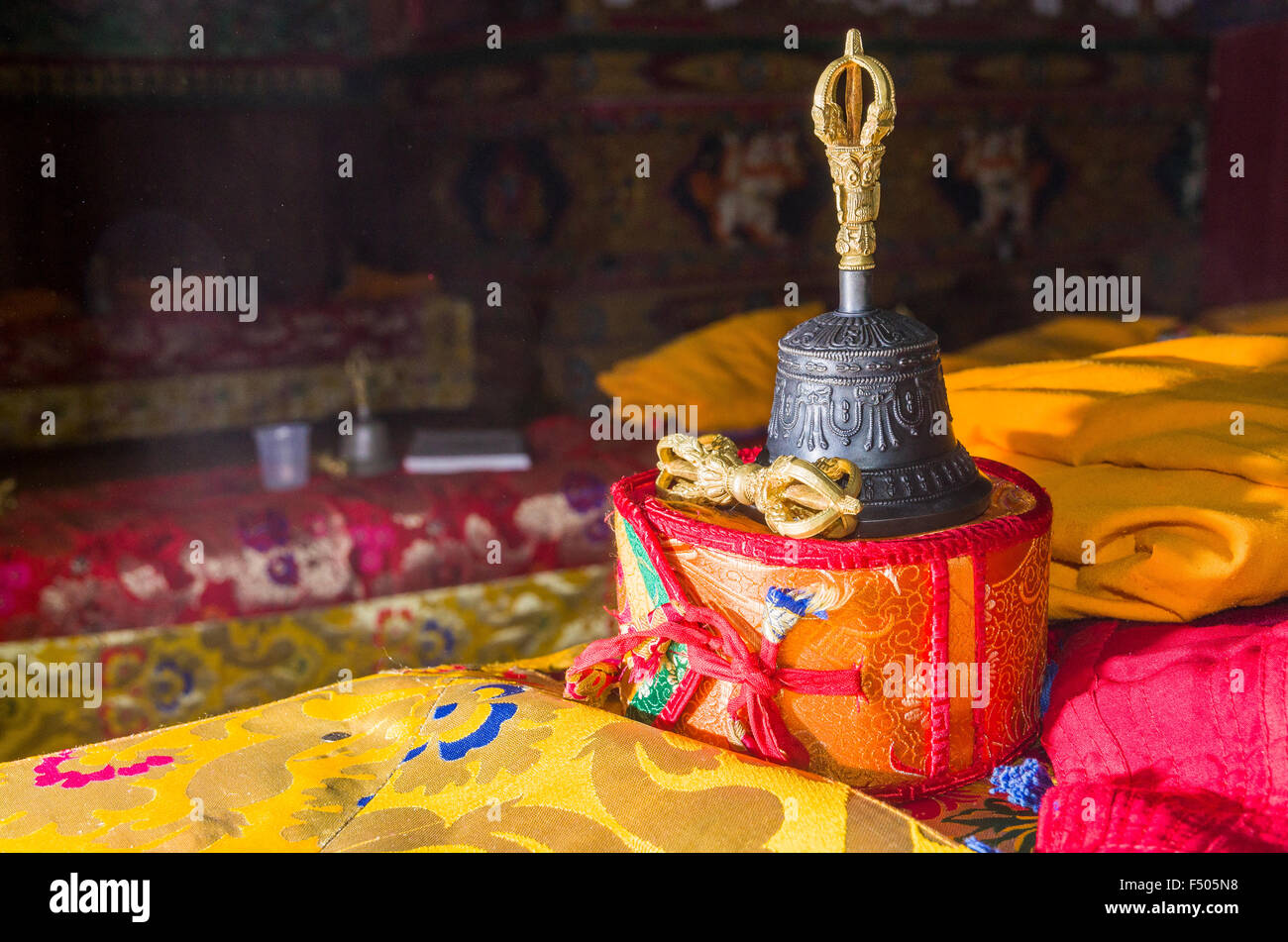 Dorje und Glocke sind für buddhistische Rituale in einem Kloster in der Nähe von boudnath Stupa benötigt Stockfoto