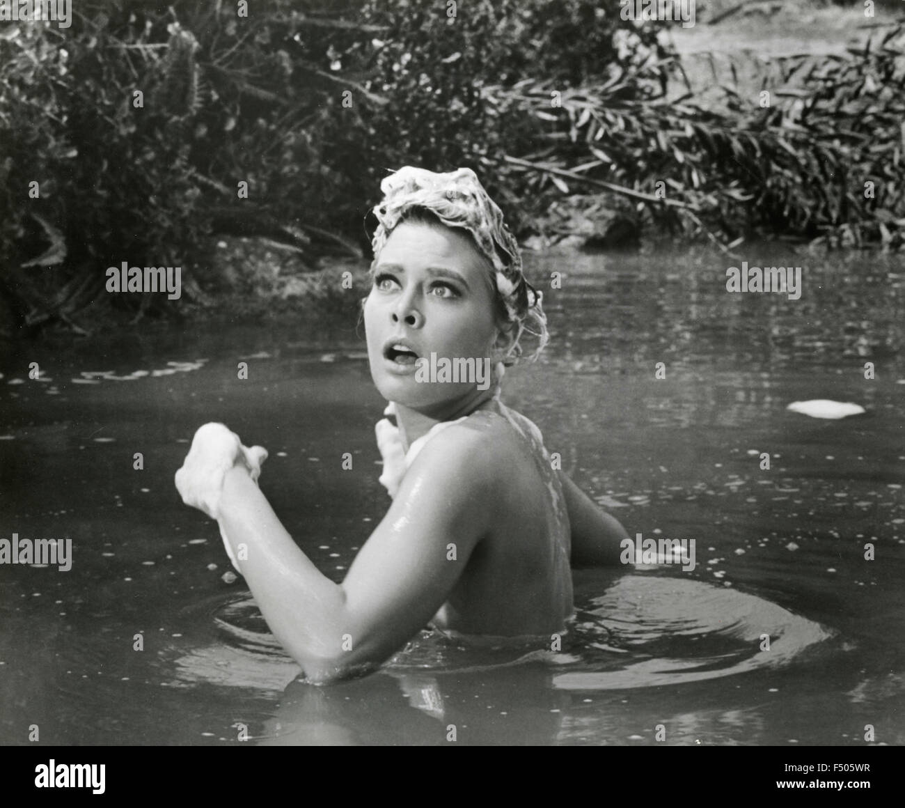 Die US-amerikanische Schauspielerin Rosemary Forsyth nimmt ein Bad in einer Szene aus dem Film "Texas über den Fluss", USA Stockfoto