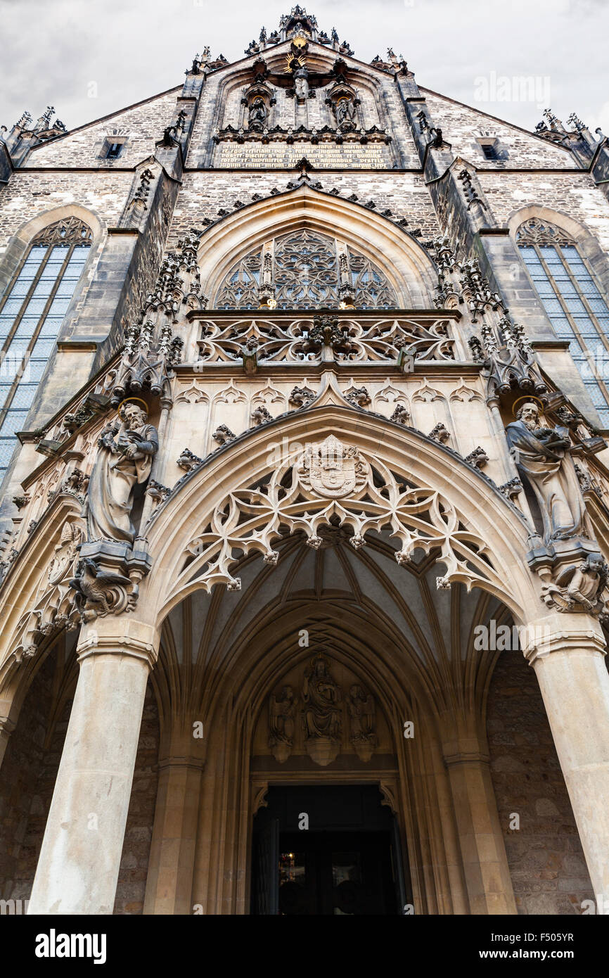 fahren Sie nach Brünn Stadt - Fassade der Kathedrale von St. Peter und Paul in Brno, Tschechische Stockfoto