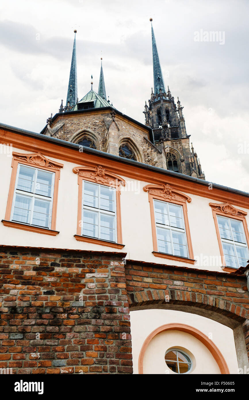 Reisen Sie nach Stadt Brno - Stadtmauer und Cathedral of St. Peter und Paul in Brno, Tschechien Stockfoto