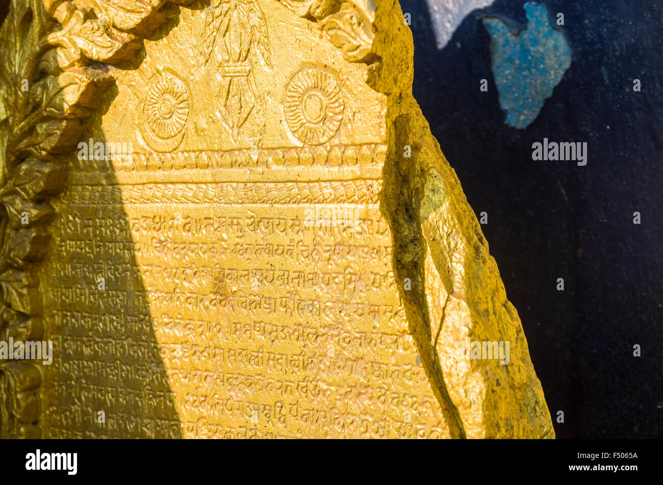 Golden lackierten Rock mit Beschriftung in tibetean Sprache bei Swayambhunath Stupa, der Affe Tempel Stockfoto