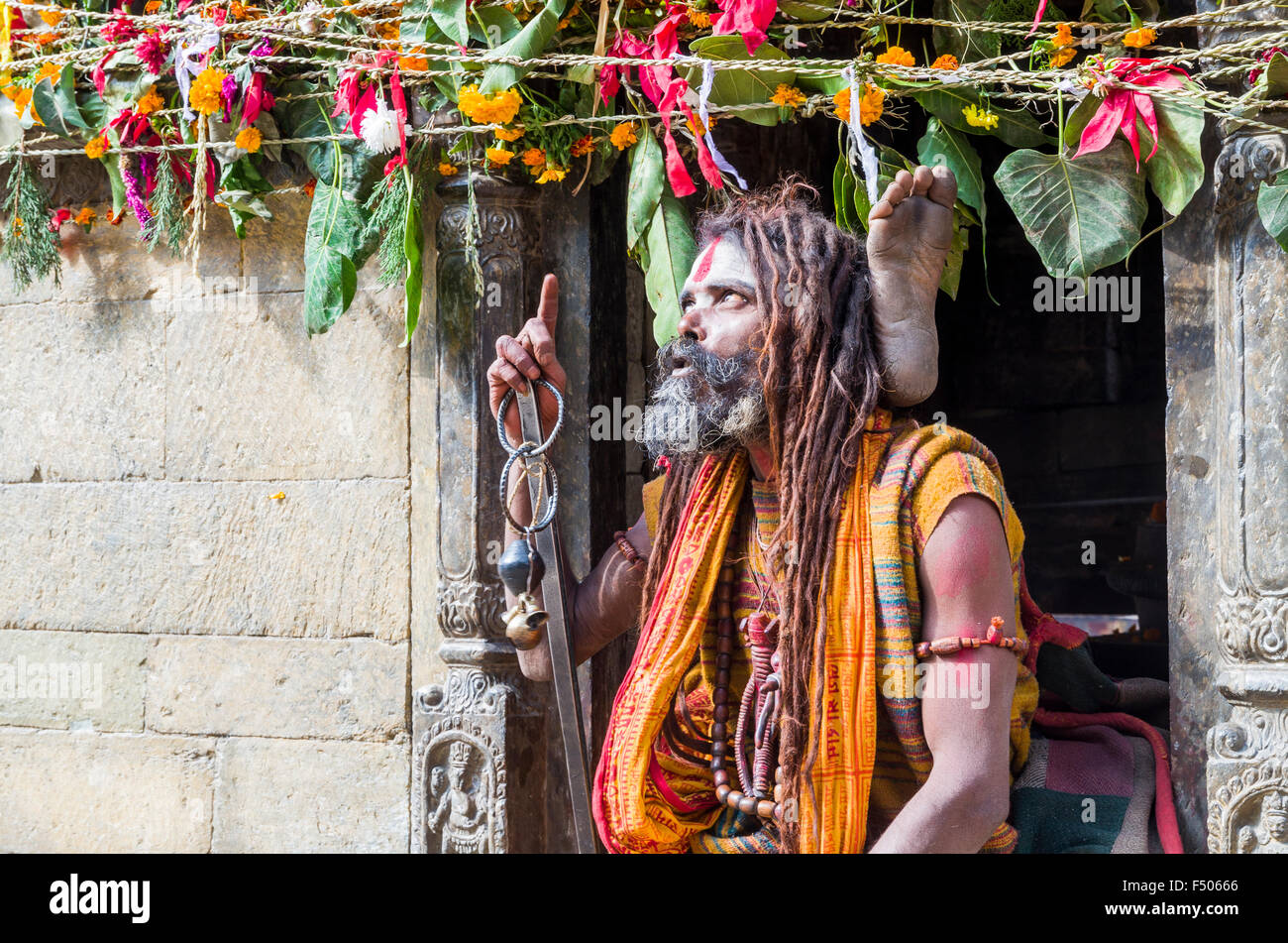 Sadhu, Heiliger Mann, Yoga gegenüber dem burning Ghats in der Nähe von Pashupatinath Tempel Stockfoto