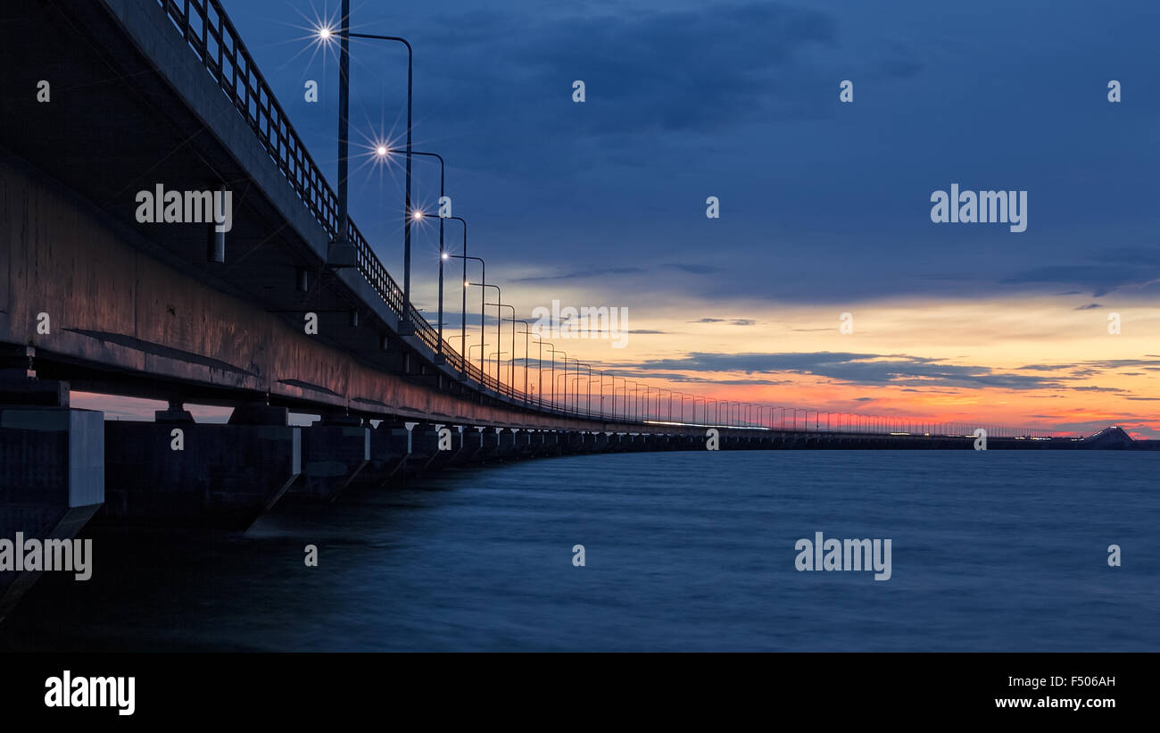 Öland-Brücke nach dem Sonnenuntergang, Schweden Stockfoto