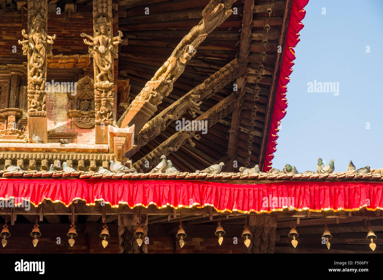 Wunderschön gestaltete Dach Bau eines Tempels am Durbar Square geschnitzt Stockfoto