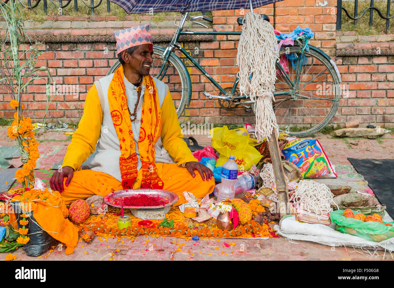 Priester sitzen auf der Straße und warten auf Kunden Stockfoto