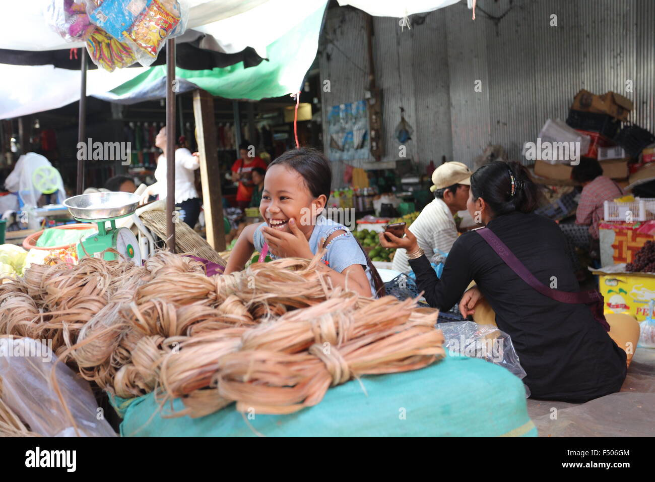 Junge Asiatin Bast Faser auf Markt verkaufen lachen Stockfoto