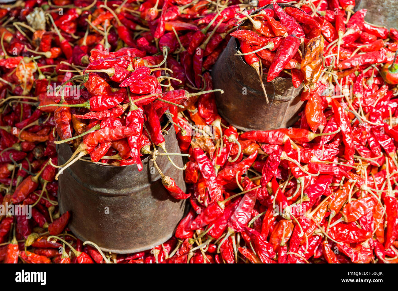 Rote Chilis zum Verkauf auf der Straße angezeigt Stockfoto