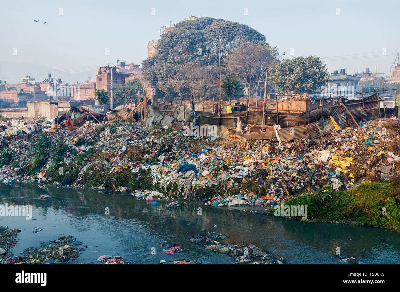 Die Menschen leben in Hütten auf der Deponie an bhagmati Fluss mitten in der Stadt Stockfoto
