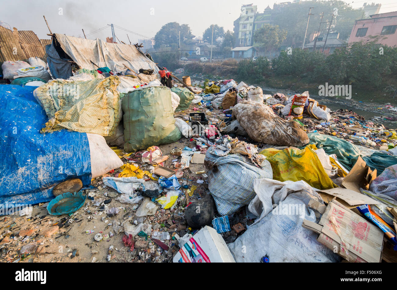 Müll wird an bhagmati Fluss mitten in der Stadt die gedumpten Stockfoto