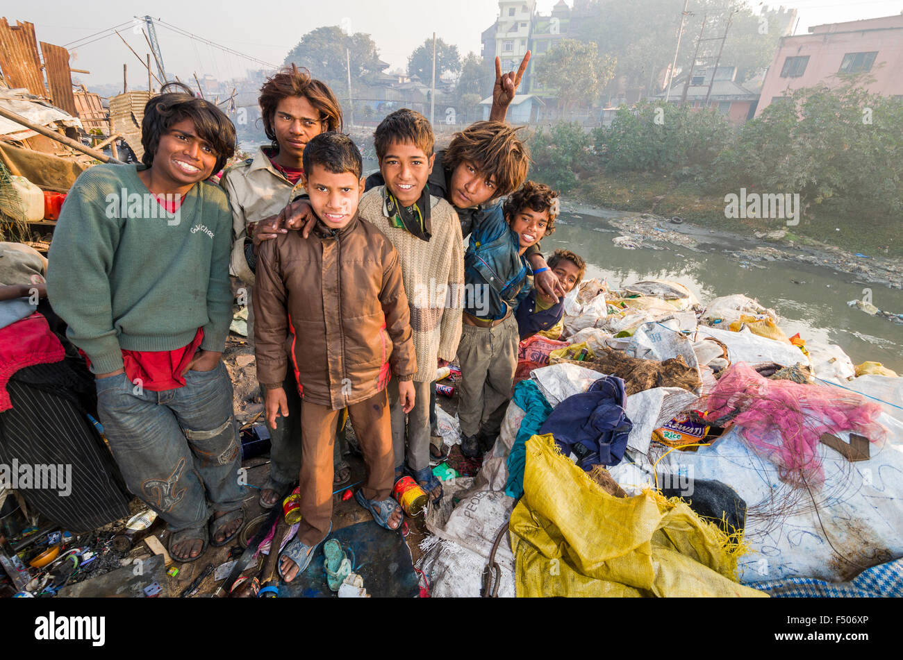 Kinder leben, Spielen und Arbeiten auf der Deponie an bhagmati Fluss mitten in der Stadt Stockfoto