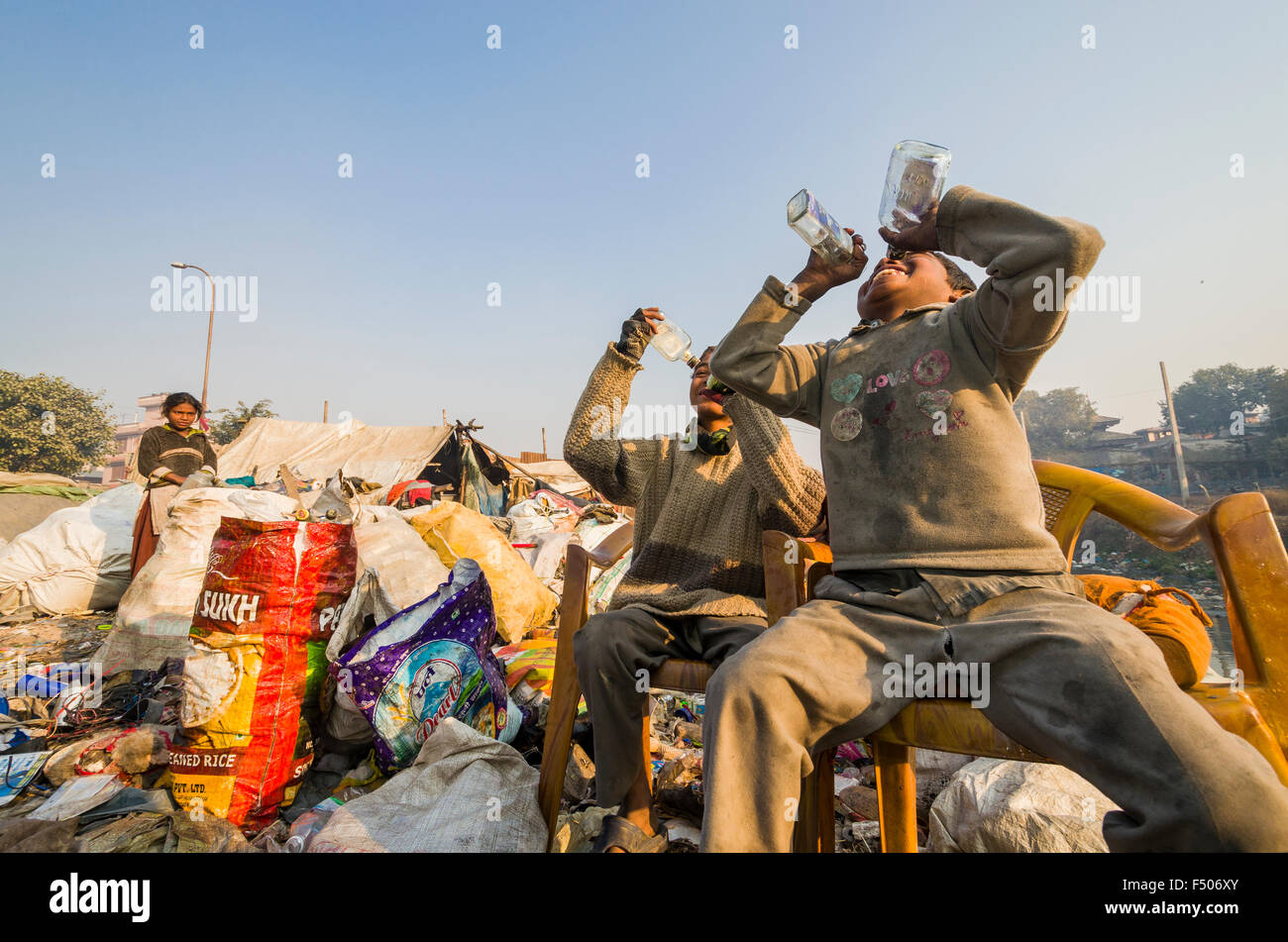 Kinder leben, Spielen und Arbeiten auf der Deponie an bhagmati Fluss mitten in der Stadt Stockfoto