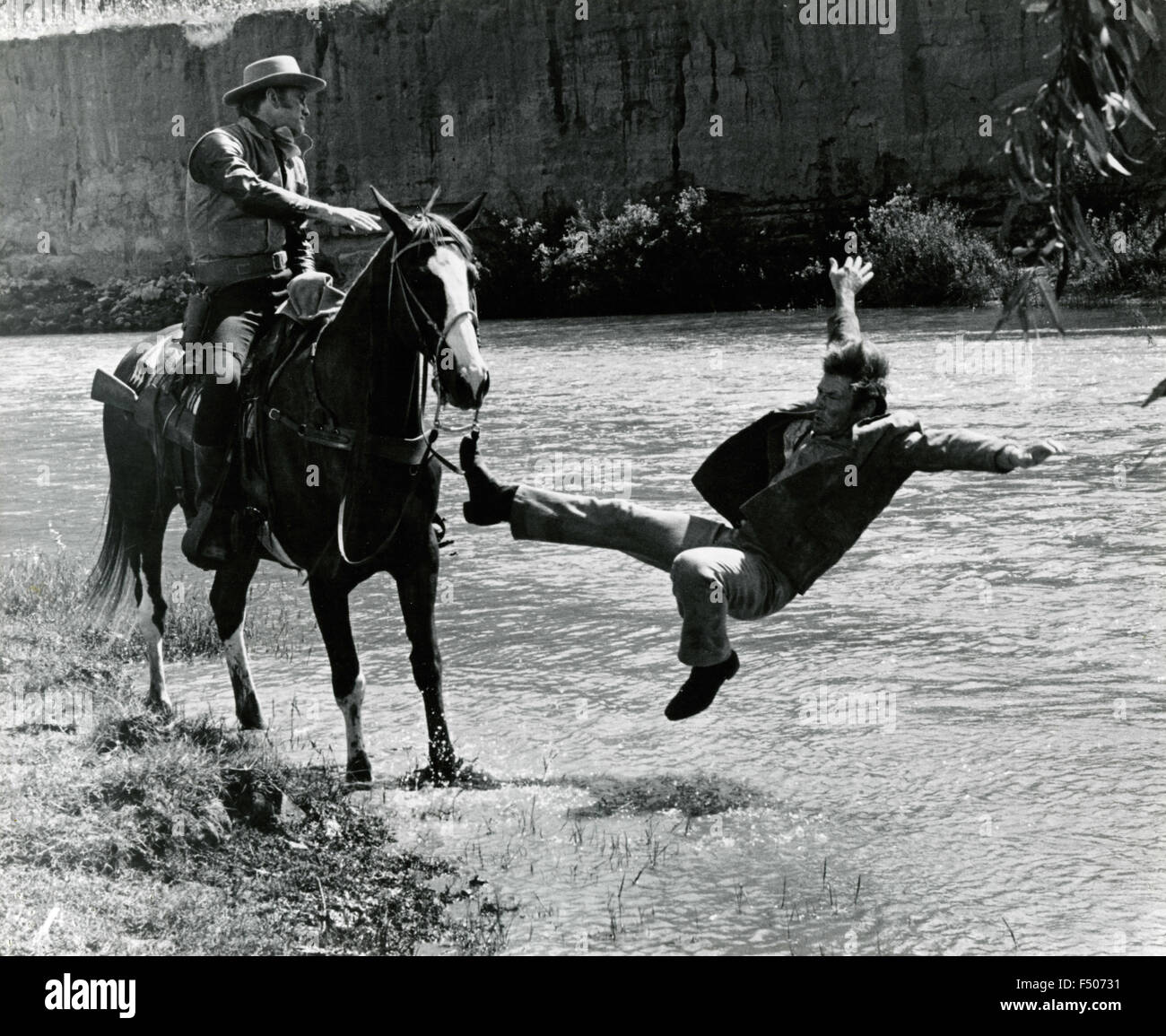 Die Schauspieler Kirk Douglas und Jack Williams in einer Szene aus dem Film "The War Wagon", USA Stockfoto