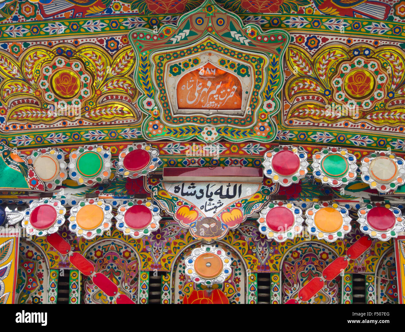 Details aus einem aufwendig und kunstvoll verzierte bunte Bedford LKW im pakistanischen Stil auf dem Display in Oslo Norwegen Stockfoto