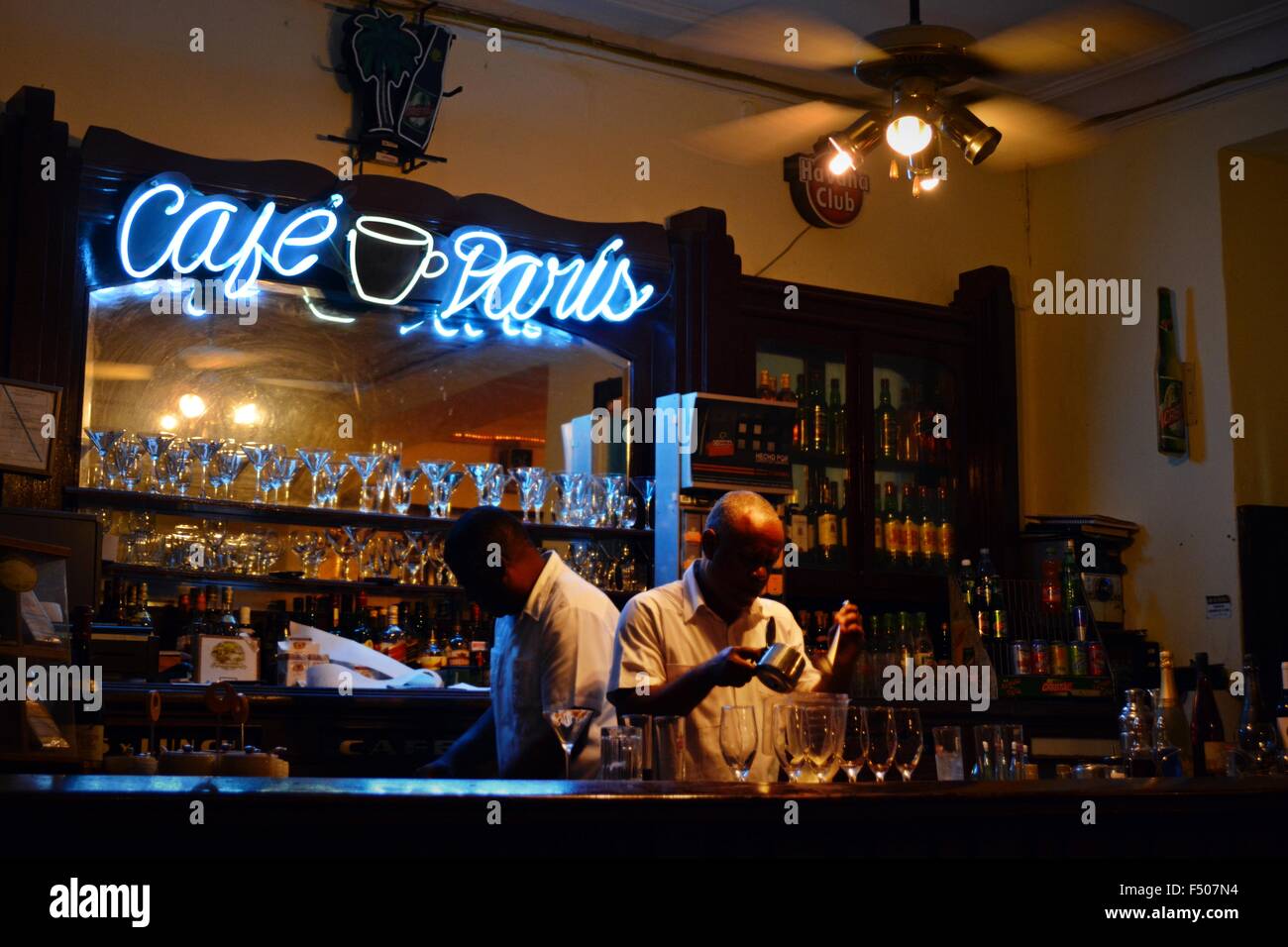 Cafe de Paris in der Nacht Interieur; Bar Angebote mischen Rum-basierte Getränke in Havanna Kuba Stockfoto