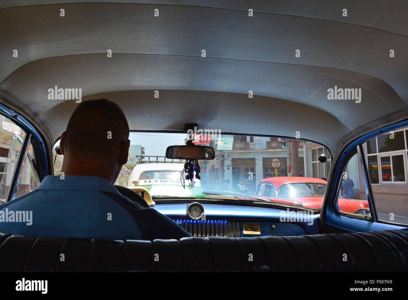Blick auf die Treiber und Dashboard von der Rückbank sitzen im Verkehr in einem Oldtimer Taxi Havanna Kuba Stockfoto