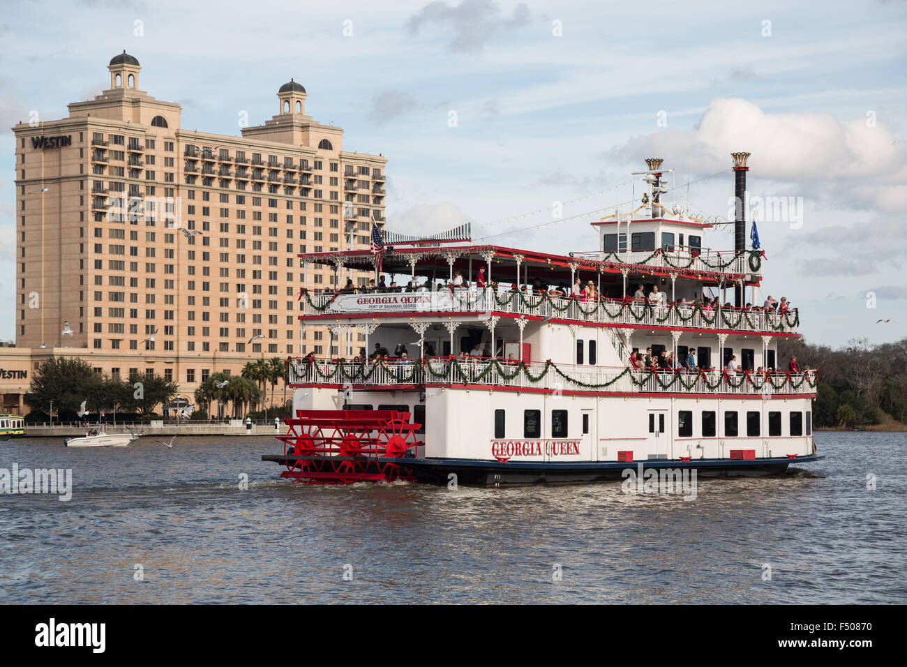 Ein Riverboat am Savannah River in der Innenstadt von Savannah, Georgia Stockfoto