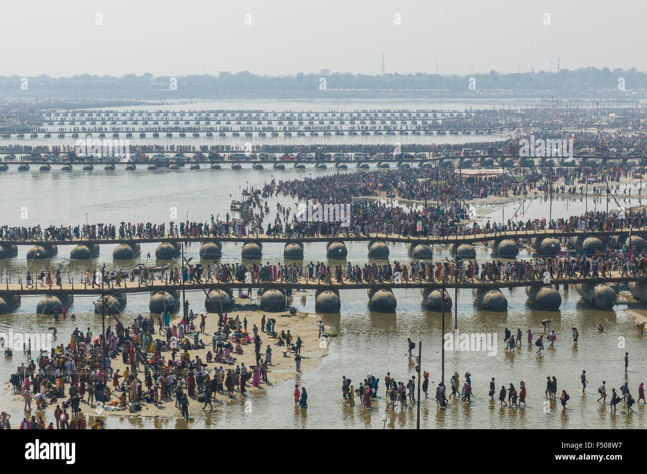 Viele pontoon Brücken über den Fluss Ganges auf der Kumbha Mela Boden Stockfoto