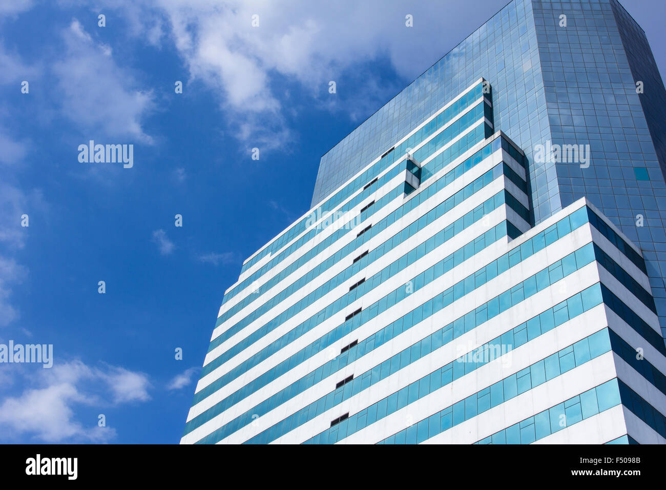 Unteransicht des modernen Wolkenkratzern im Geschäftsviertel gegen blauen Himmel Stockfoto