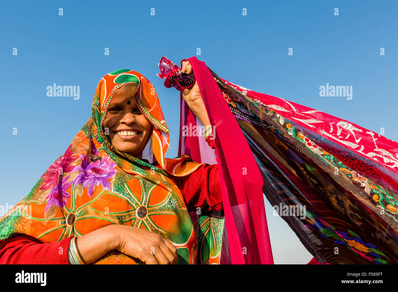 Frau Sari Trocknen nach Bad im sangam, dem Zusammenfluss von Ganges, Yamuna und Saraswati, an Kumbha Mela Stockfoto