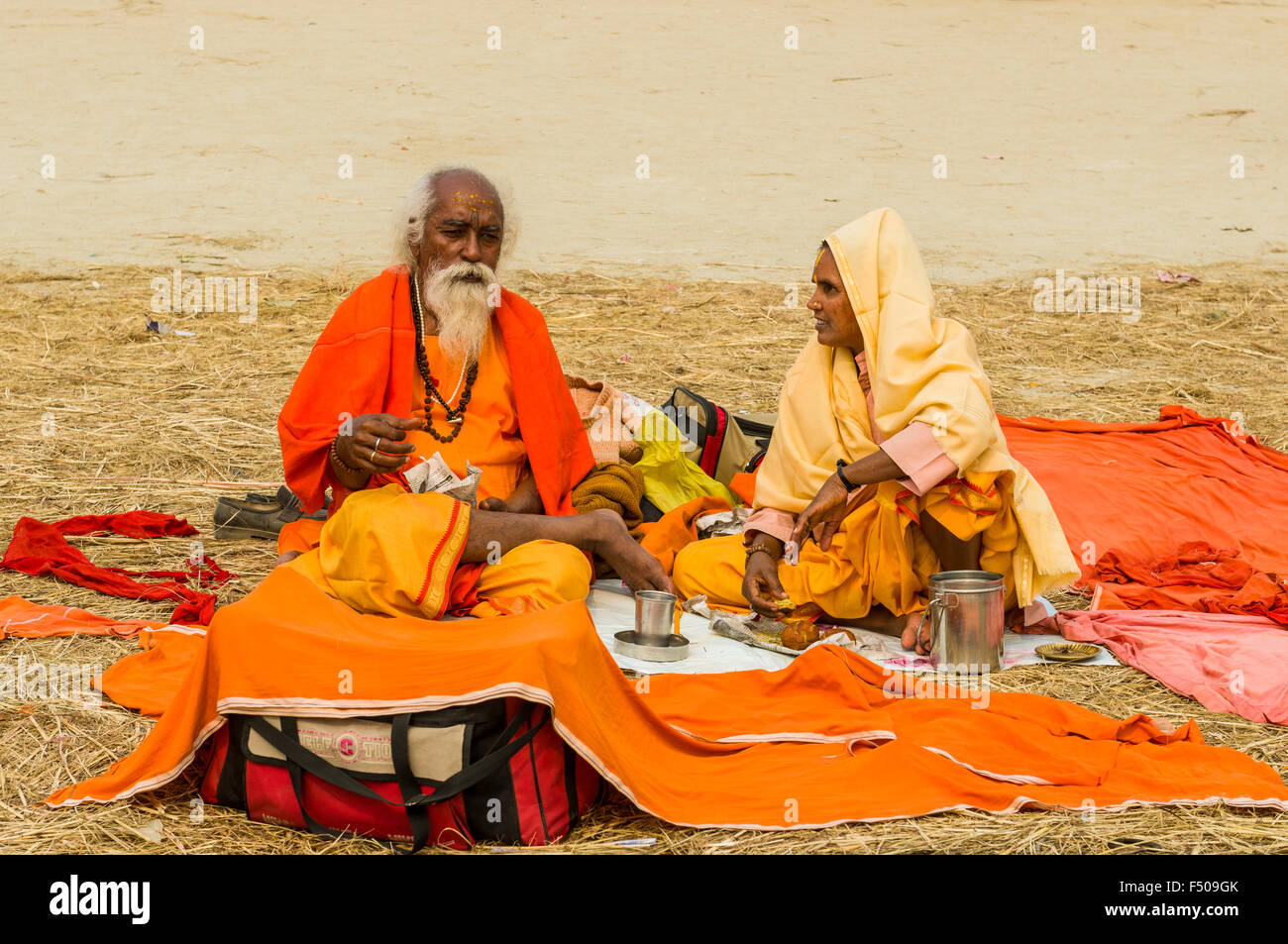 2 Personen sitzen und Diskutieren an der sangam, dem Zusammenfluss von Ganges, Yamuna und Saraswati, an Kumbha Mela Stockfoto