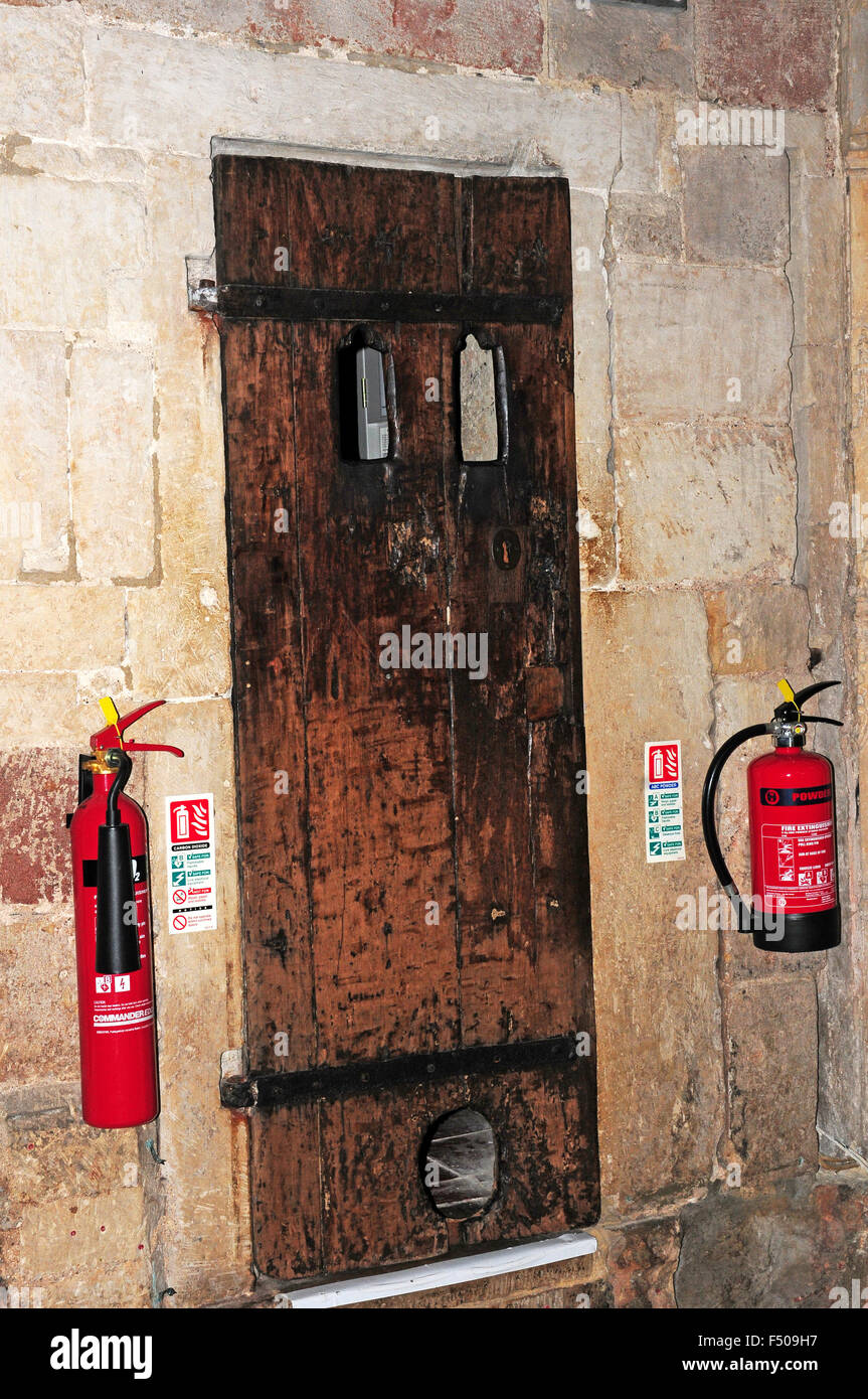 Bohrung in der Unterseite der Tür bekannt als erste Katze je Klappe.  Feuer Geräte Kathedrale von Exeter. Stockfoto