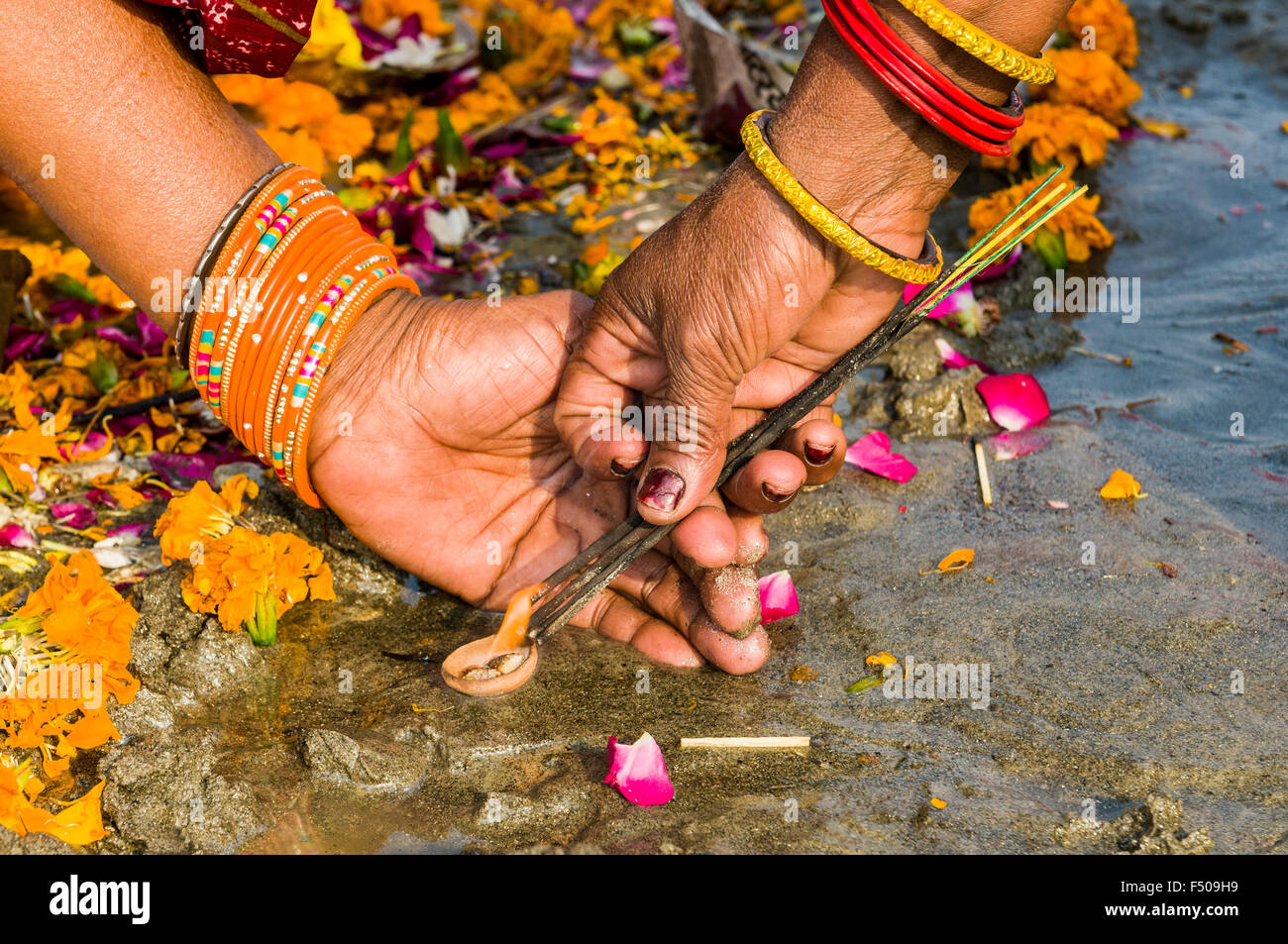Hände von 2 Frauen Beleuchtung incence im sangam, dem Zusammenfluss von Ganges, Yamuna und Saraswati, an Kumbha Mela Stockfoto
