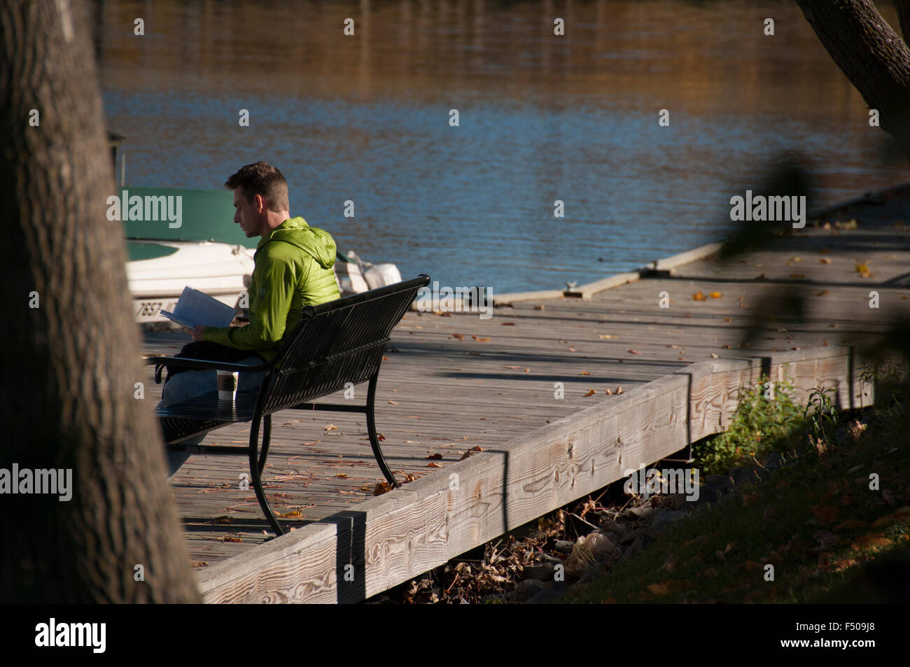 Junger Mann, lesen, relaxen an Bord zu Fuß durch den Erie-Kanal. Stockfoto