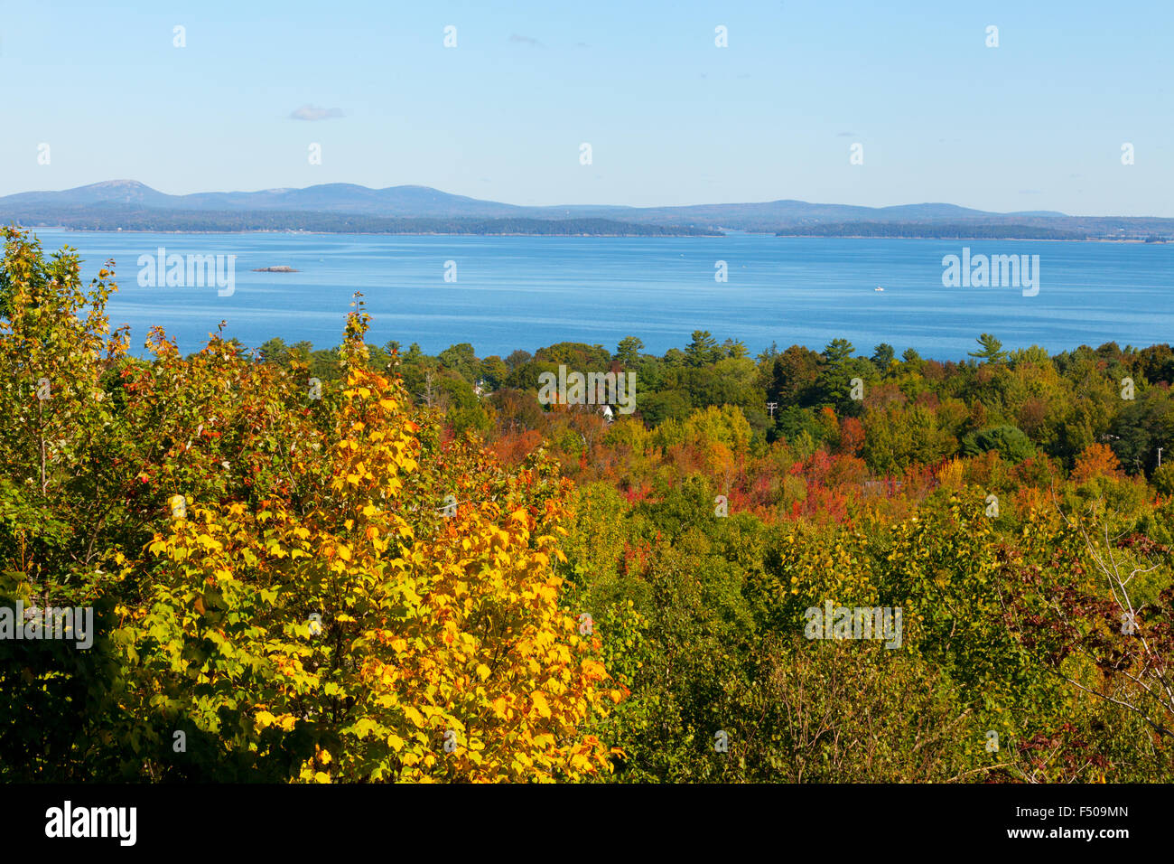 Ein Blick vom Mount Desert Island, über den Acadia National Park bis zum Atlantischen Ozean, Acadia National Park, Maine, USA Stockfoto