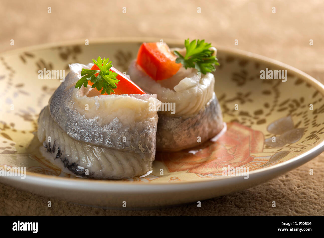 Rollmops eingelegte Heringe mit Petersilie und Paprika Stockfoto