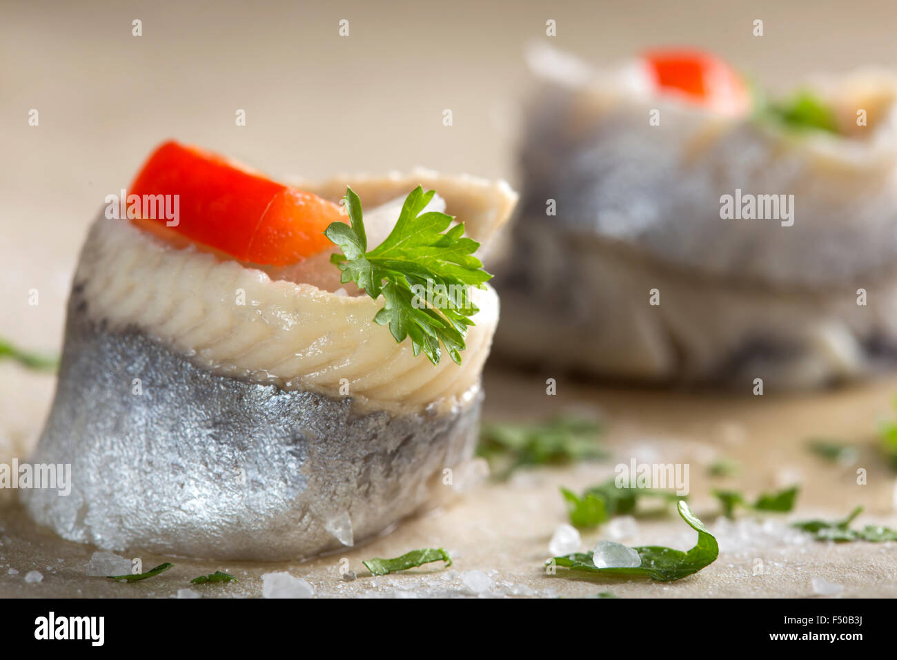 Rollmops eingelegte Heringe mit Petersilie und Paprika Stockfoto