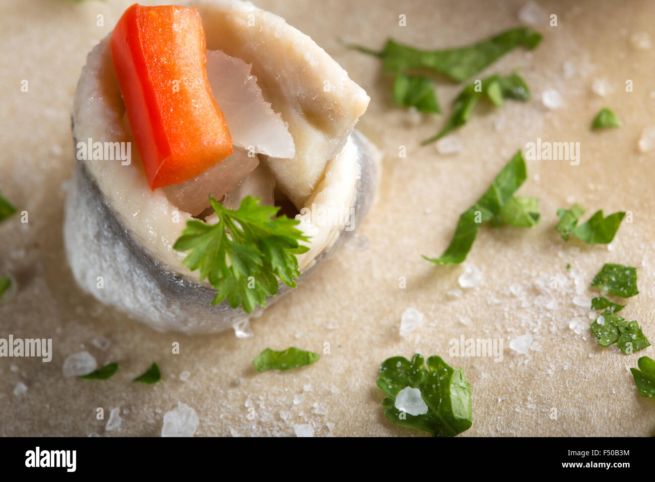 Rollmops eingelegte Heringe mit Petersilie und Paprika Stockfoto
