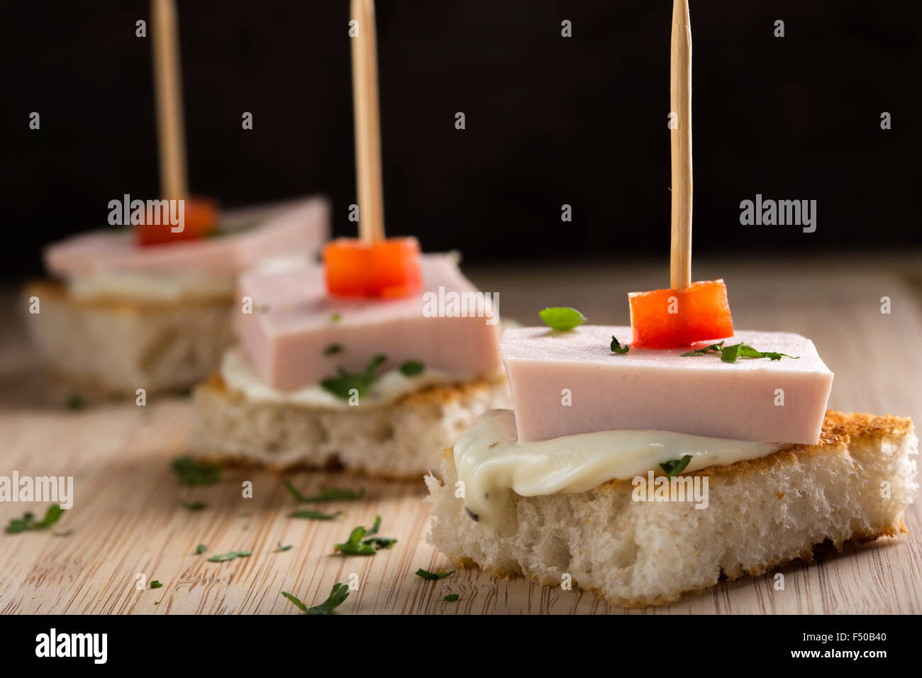 Leckeren Sandwich von geröstetem Brot, Fleisch und Käse Stockfoto